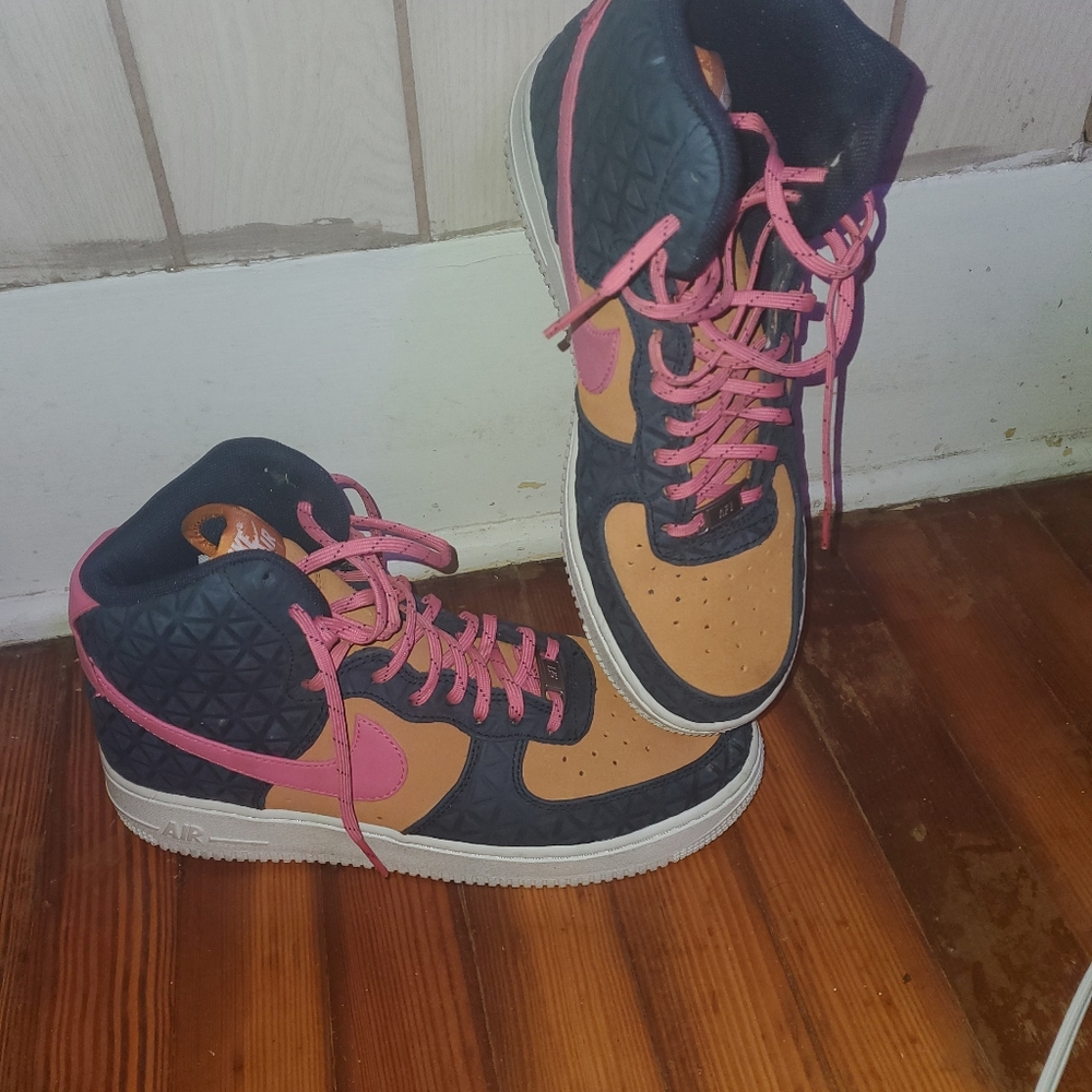 Size 8.5 women's Nike rare only worn once!